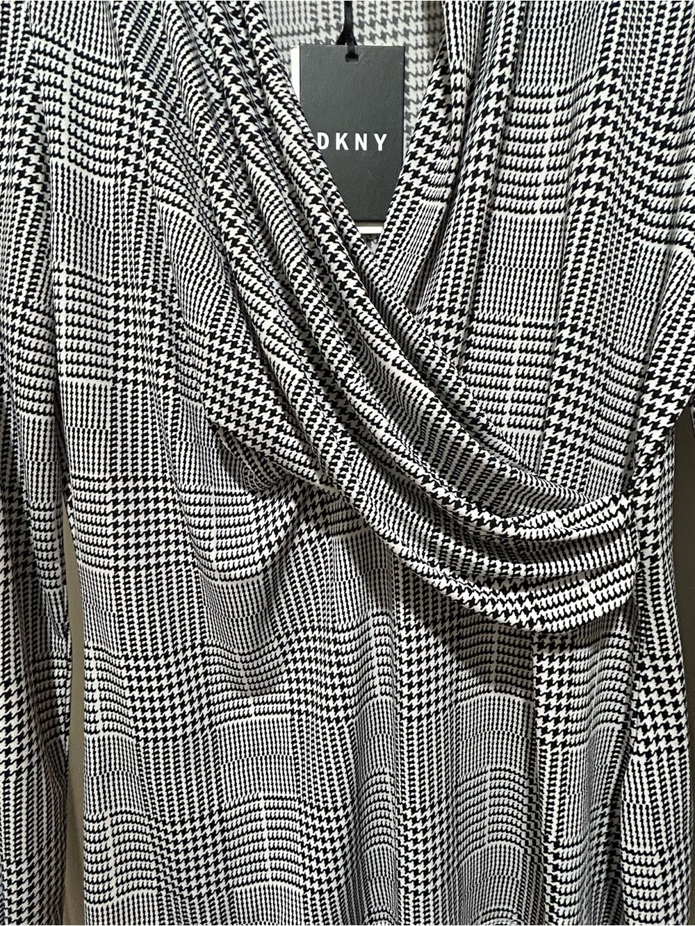 DKNY women’s NWT size M Black and White Plaid Draped V-Neck top. GREAT brand - Picture 3 of 7